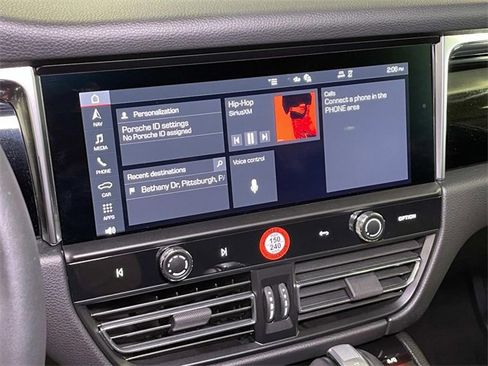 Used 2025 Porsche Macan image 28