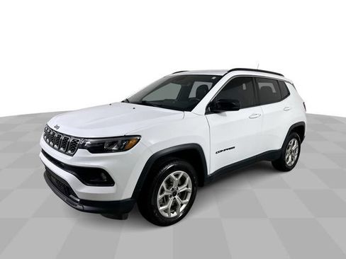 Used 2025 Jeep Compass Latitude AWD/4WD image 4