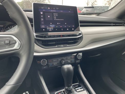 Used 2025 Jeep Compass Limited image 17