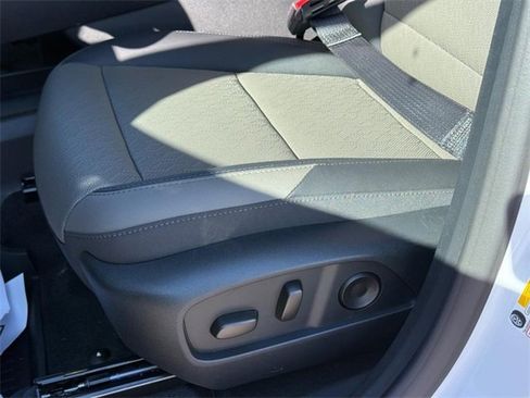 New 2026 Chevrolet Equinox LT w/ Convenience Package II image 16