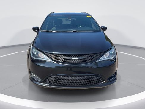 Used 2018 Chrysler Pacifica Touring-L w/ Premium Audio Group FWD image 2