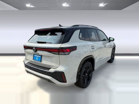 New 2026 Volkswagen Tiguan SE R-Line image 9