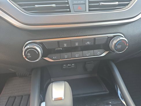 Used 2025 Nissan Altima 2.5 SR image 18