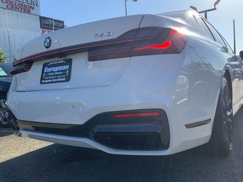Used 2022 BMW 740i w/ M Sport Package RWD image 7