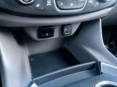 Used 2018 Chevrolet Traverse LT image 32