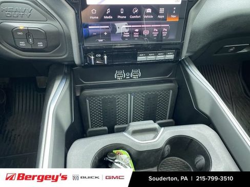 Used 2025 RAM 2500 Laramie AWD/4WD image 38