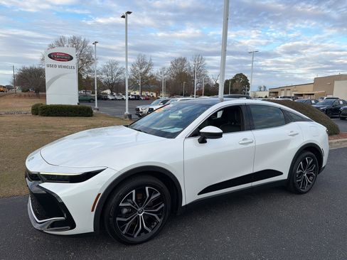 Used 2023 Toyota Crown Limited image 3