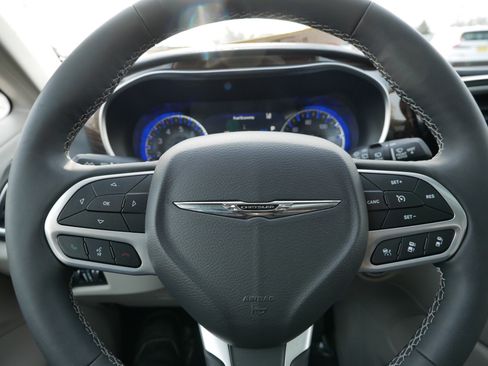 Used 2023 Chrysler Pacifica Limited image 25