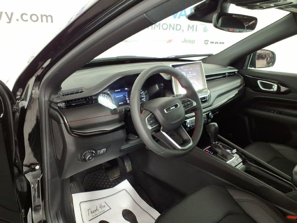 Used 2025 Jeep Compass Trailhawk w/ Sun & Sound Group AWD/4WD image 13