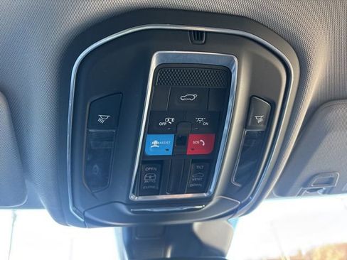 Used 2023 Jeep Grand Cherokee Laredo w/ Luxury Tech Group I image 10