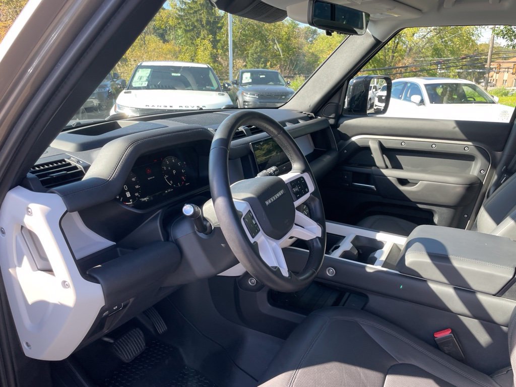Used 2025 Land Rover Defender 110 X-Dynamic SE AWD/4WD image 5
