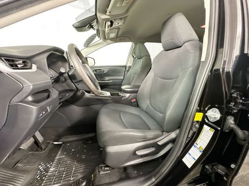 Used 2021 Toyota RAV4 LE AWD/4WD image 16