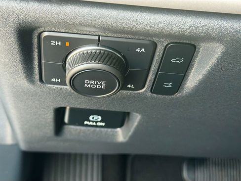 Used 2025 Ford Expedition Active image 36