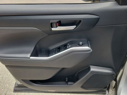 Used 2025 Toyota Highlander XSE AWD/4WD image 14