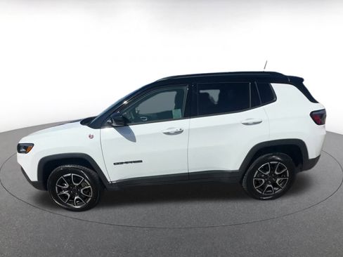 Used 2025 Jeep Compass Trailhawk image 9