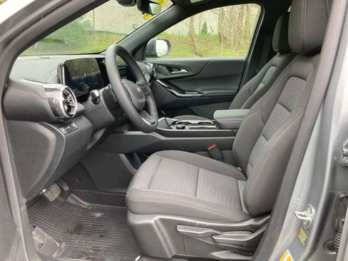 Used 2026 Chevrolet Equinox LT w/ Safety and Technology Package FWD image 5