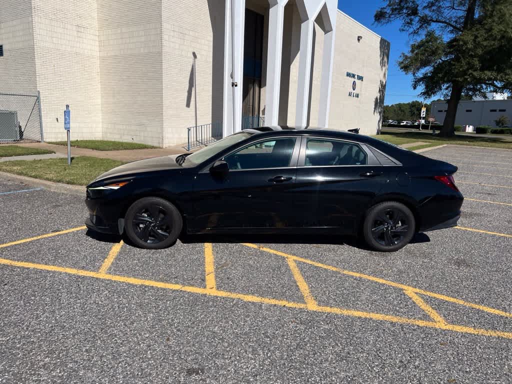 Used 2023 Hyundai Elantra SEL w/ Preferred Accessory Package FWD image 2