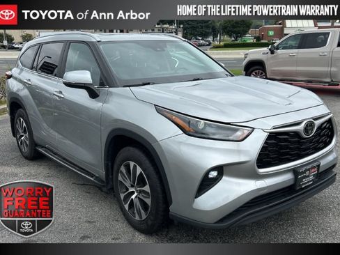 Used 2024 Toyota Highlander XLE AWD/4WD image 1
