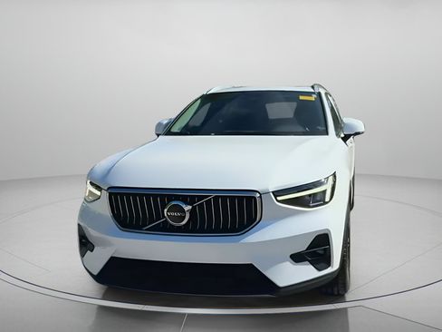 Used 2023 Volvo XC40 B5 Plus image 8