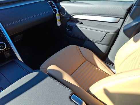 New 2026 Land Rover Discovery Limited Edition image 14