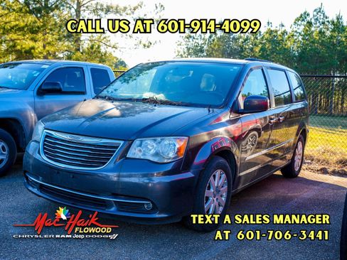 Used 2016 Chrysler Town & Country Touring image 1