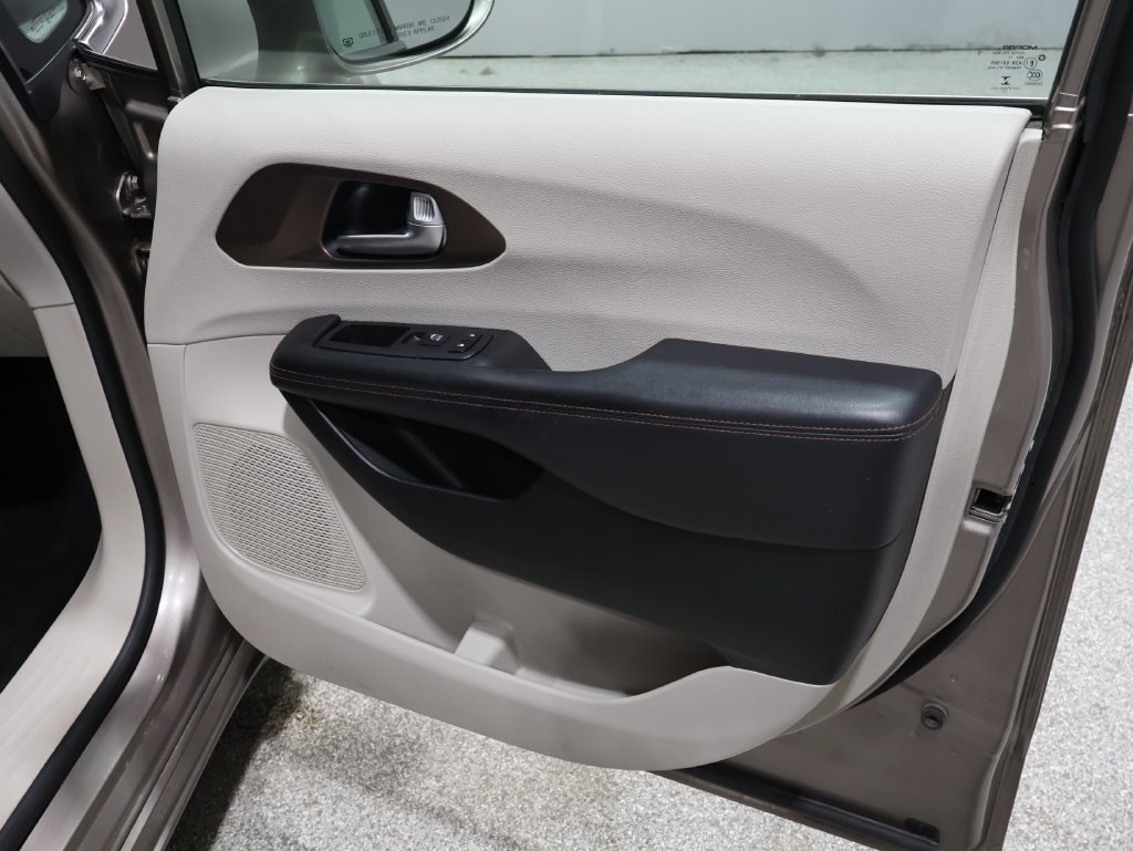 Used 2018 Chrysler Pacifica Touring Plus FWD image 28