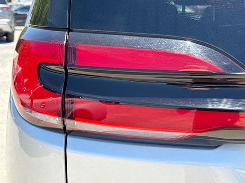 Used 2024 Chrysler Pacifica Touring-L FWD image 10