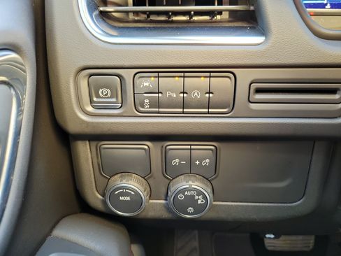 Used 2023 Chevrolet Suburban RST RWD image 24