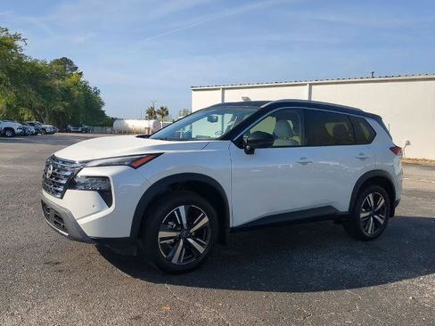 Certified 2025 Nissan Rogue SL w/ SL Premium Package FWD image 8
