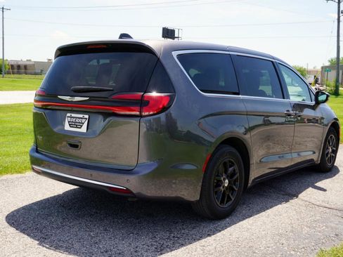 Used 2023 Chrysler Pacifica Touring-L FWD image 21