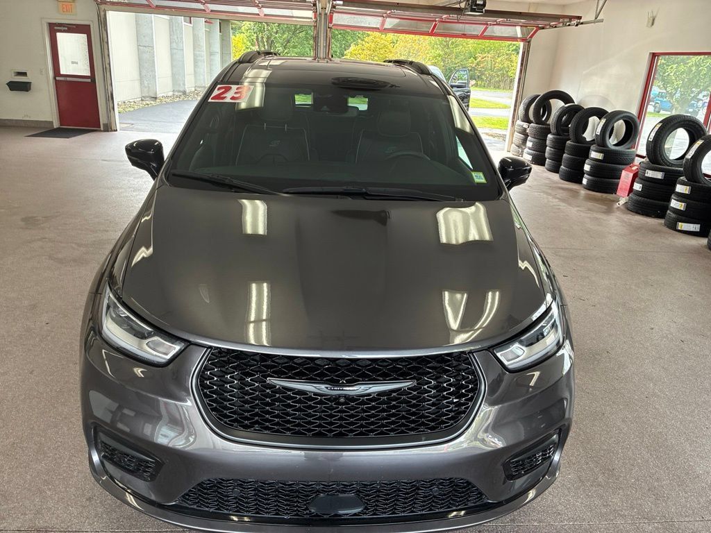 Used 2023 Chrysler Pacifica Limited w/ S Appearance Package FWD image 8