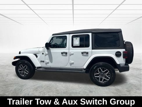 Used 2025 Jeep Wrangler Unlimited Sahara AWD/4WD image 8