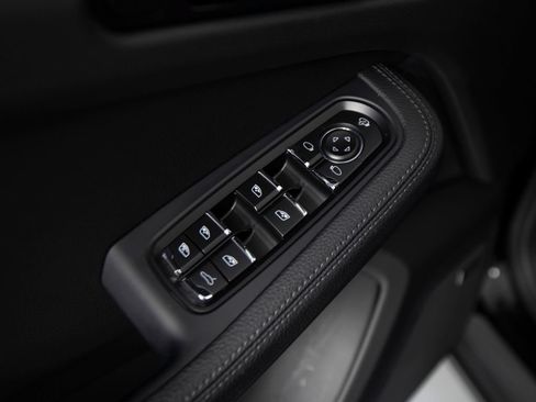 Certified 2026 Porsche Macan AWD/4WD image 21