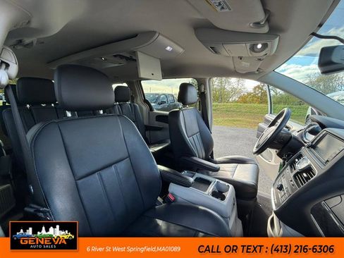 Used 2013 Chrysler Town & Country Touring image 19
