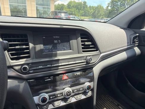 Used 2020 Hyundai Elantra SE w/ Cargo Package (C1) FWD image 10