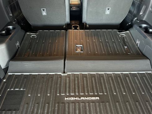 Used 2023 Toyota Highlander Limited image 14