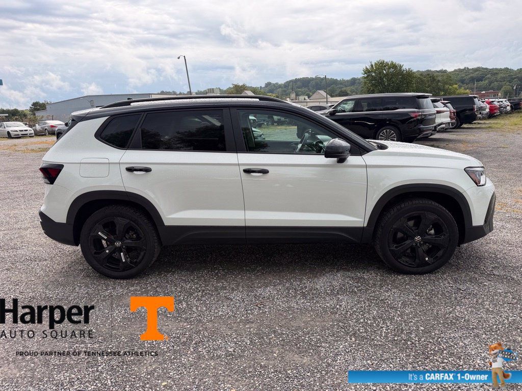 Used 2025 Volkswagen Taos SE AWD/4WD image 6