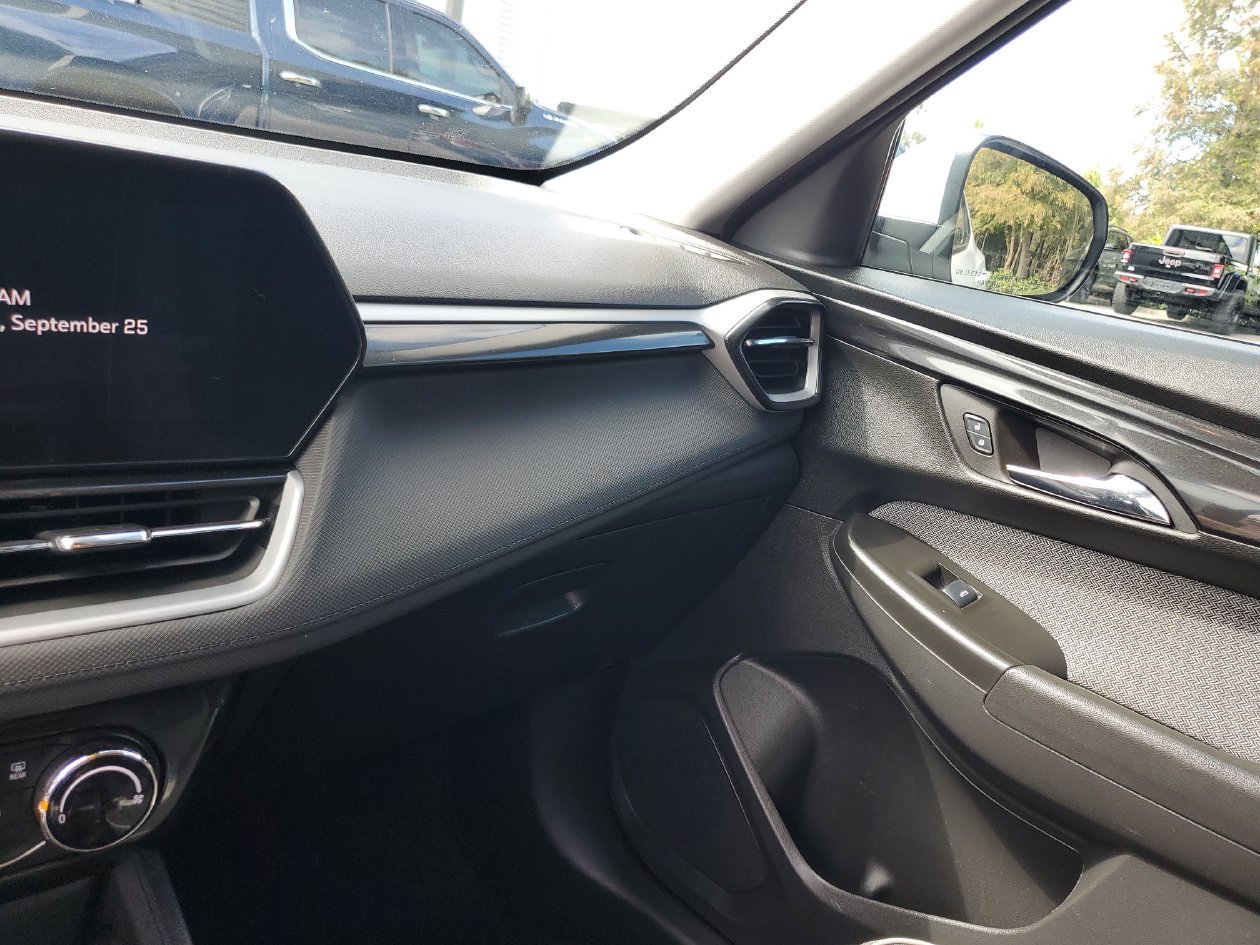 Used 2025 Chevrolet TrailBlazer LT AWD/4WD image 24