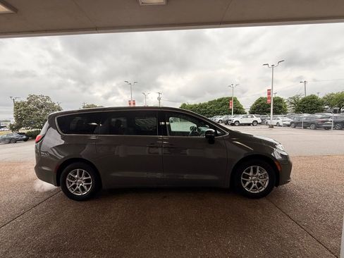 Used 2025 Chrysler Pacifica Select FWD image 3