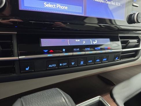 Used 2024 Toyota Sienna XLE FWD image 19