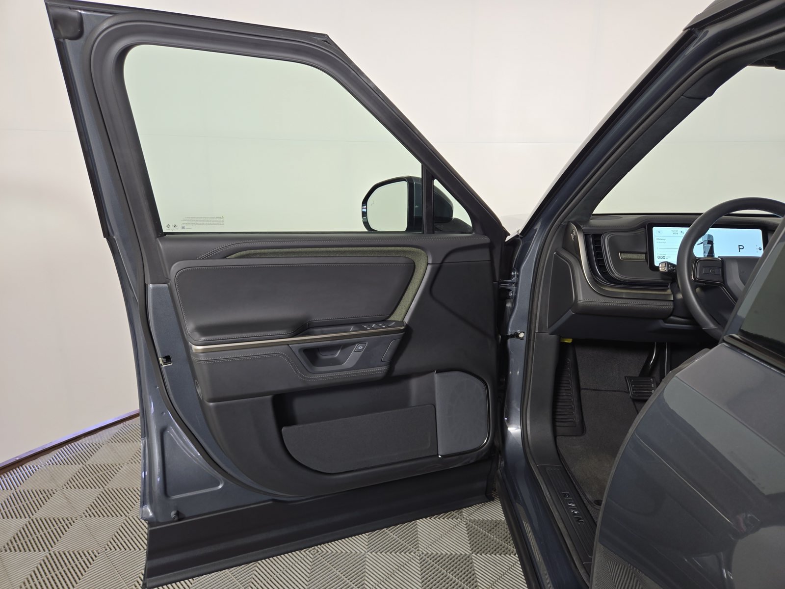 Used 2025 Rivian R1S Adventure Dual AWD/4WD image 16