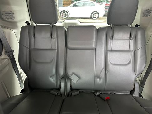 Used 2011 Volkswagen Routan SE FWD image 15