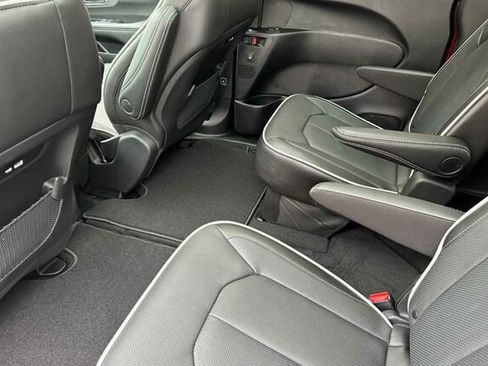 New 2026 Chrysler Pacifica Limited w/ S Appearance Package image 9