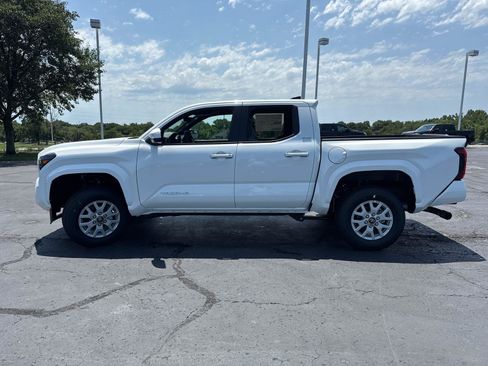 Used 2026 Toyota Tacoma SR5 AWD/4WD image 5