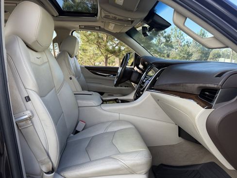 Used 2017 Cadillac Escalade Premium Luxury image 36