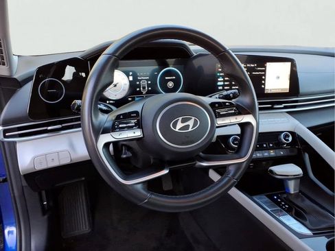 Used 2025 Hyundai Elantra Limited FWD image 3