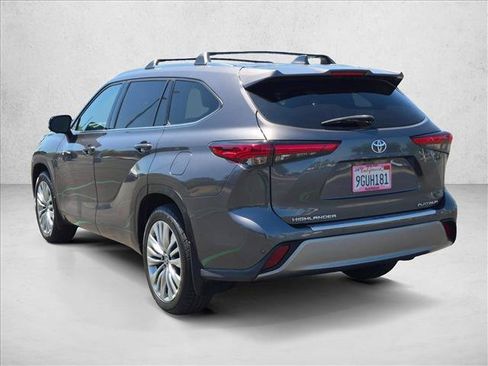 Used 2023 Toyota Highlander Platinum FWD image 8