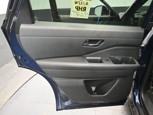 Used 2025 Nissan Pathfinder SV FWD image 32