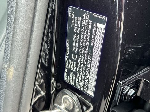 Certified 2026 Porsche Macan AWD/4WD image 33