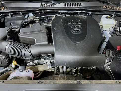 Certified 2022 Toyota Tacoma TRD Off-Road AWD/4WD image 27